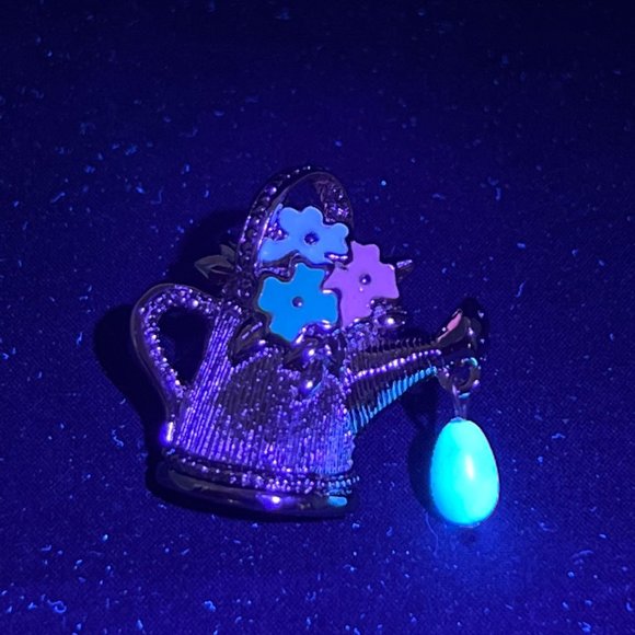 Avon You're My Favorite Hobby Scatter Gold Tone, Pearl & Enamel Lapel Pin (4306) - Picture 7 of 7